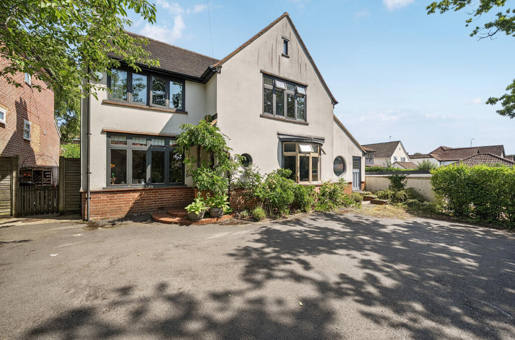 Main image of property: Reading Road, Wokingham, Berkshire