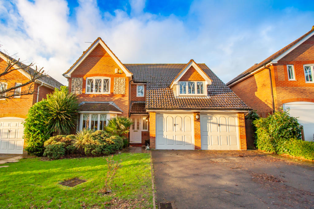 4 bedroom detached house for sale in Dyer Road, Wokingham, Berkshire, RG40