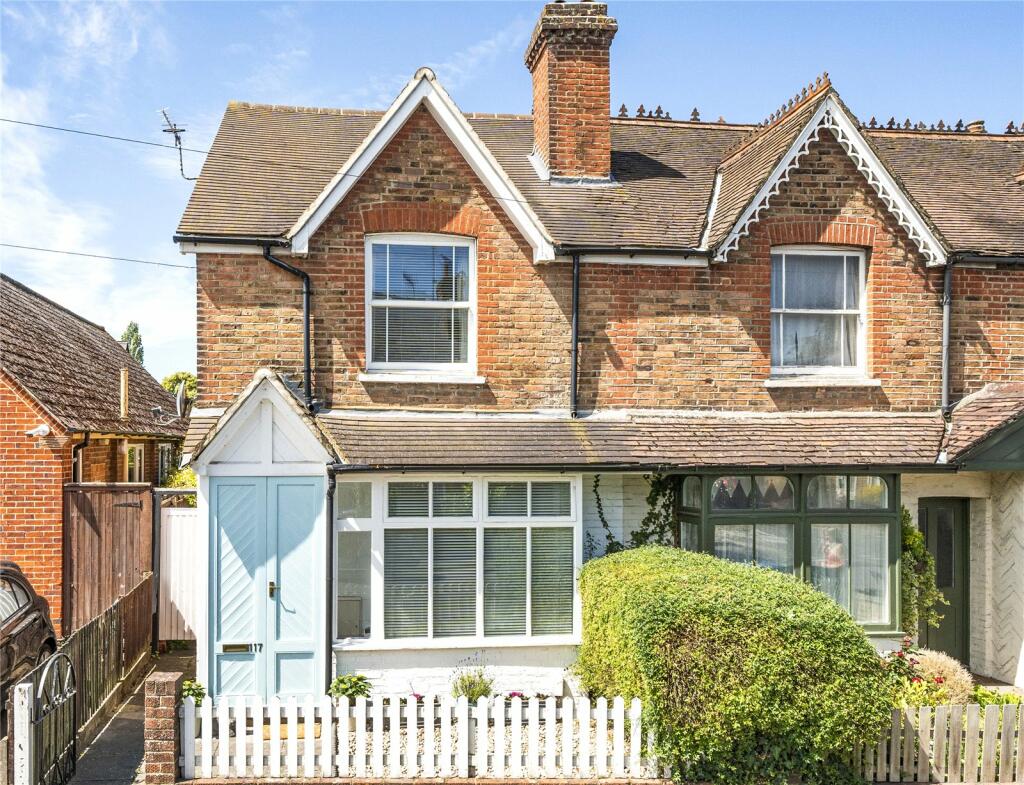 3 bedroom end of terrace house for sale in Anyards Road, Cobham, Surrey