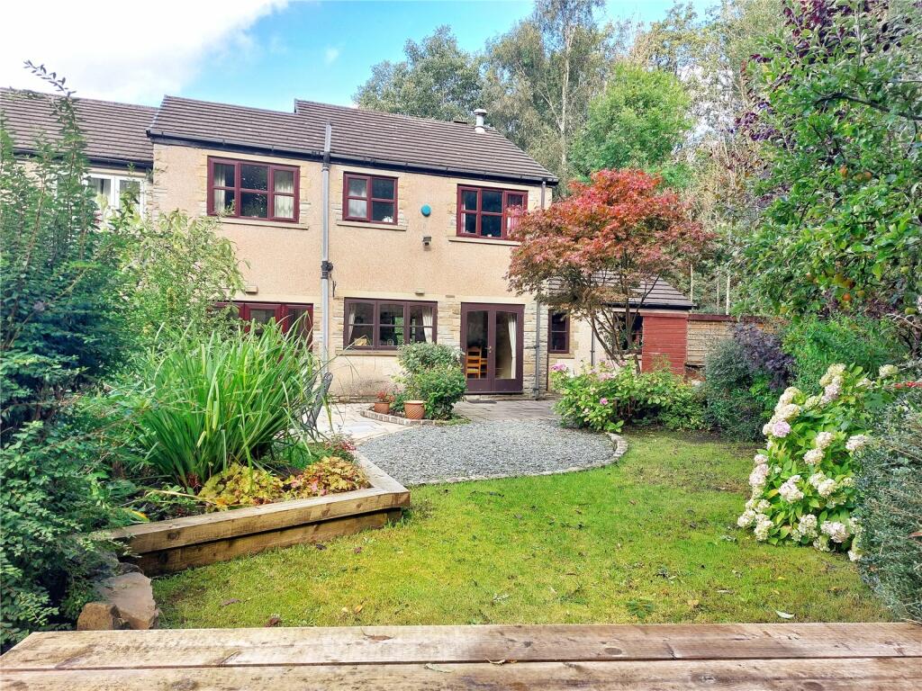 3 bedroom end of terrace house for sale in Lee Brook Close, Rawtenstall