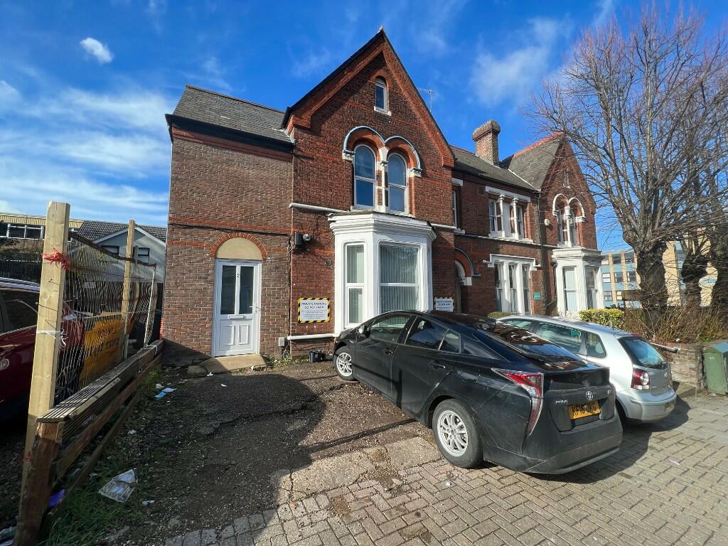 Office for rent in Cardiff Road, Luton, Bedfordshire, LU1