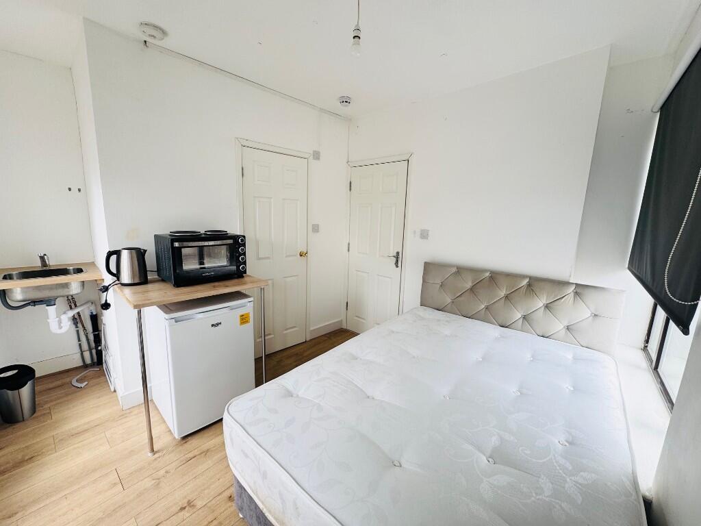 Main image of property: Hitchin Road, Luton, Bedfordshire, LU2