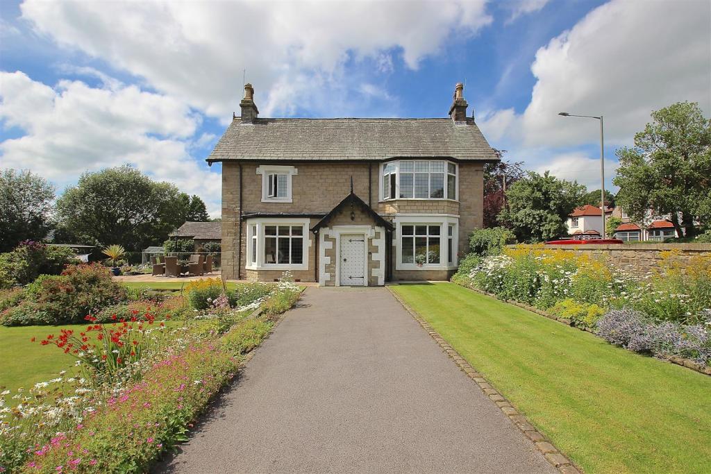 4 bedroom detached house for sale in Mitton Road, Whalley, Ribble