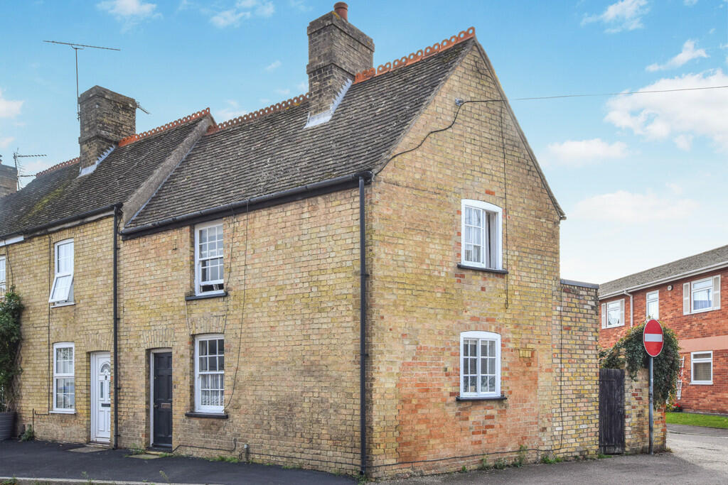 2 bedroom cottage for sale in West Street, Godmanchester, Huntingdon, PE29
