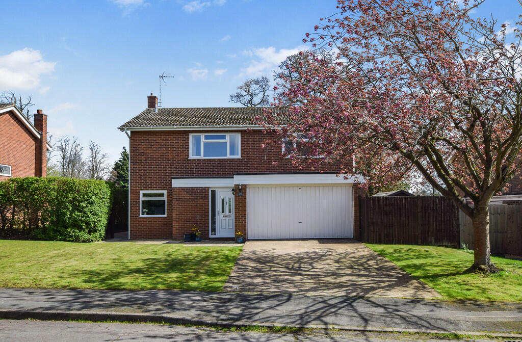 4 bedroom detached house for sale in Beech Avenue, Great Stukeley, PE28