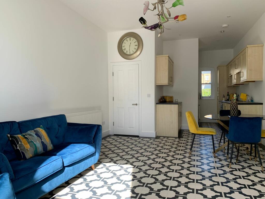 Flat to rent on 1 Chandos Square, Broadstairs, CT10