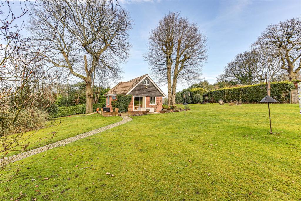 2 bedroom detached house for sale in Hosey Hill, Westerham, TN16
