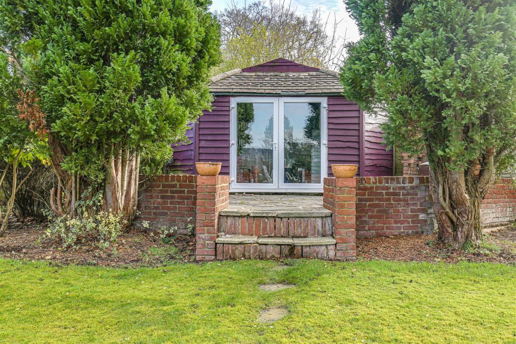 2 bedroom detached house for sale in Hosey Hill, Westerham, TN16