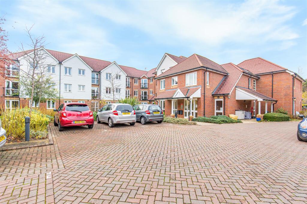 1 bedroom retirement property for sale in Penlee Close, Edenbridge, TN8