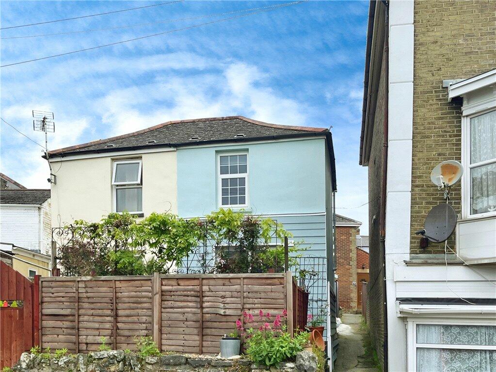 2 bedroom semidetached house for sale in Swanmore Road, Ryde, PO33