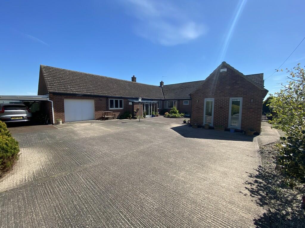 4 bedroom detached house for sale in Bretby, BurtononTrent, DE15