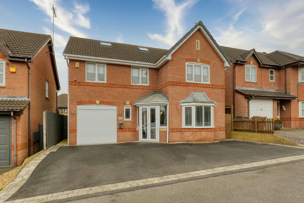 5 bedroom detached house for sale in Demontfort Way, Uttoxeter, ST14