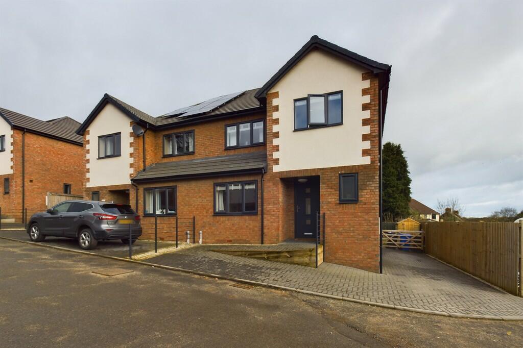 3 bedroom semidetached house for sale in Oaklands Grove, Uttoxeter, ST14