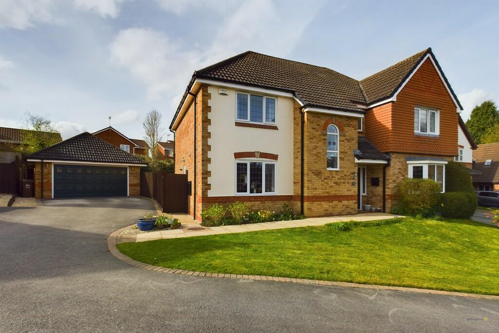 5 bedroom detached house for sale in Oakover Close, Uttoxeter, ST14