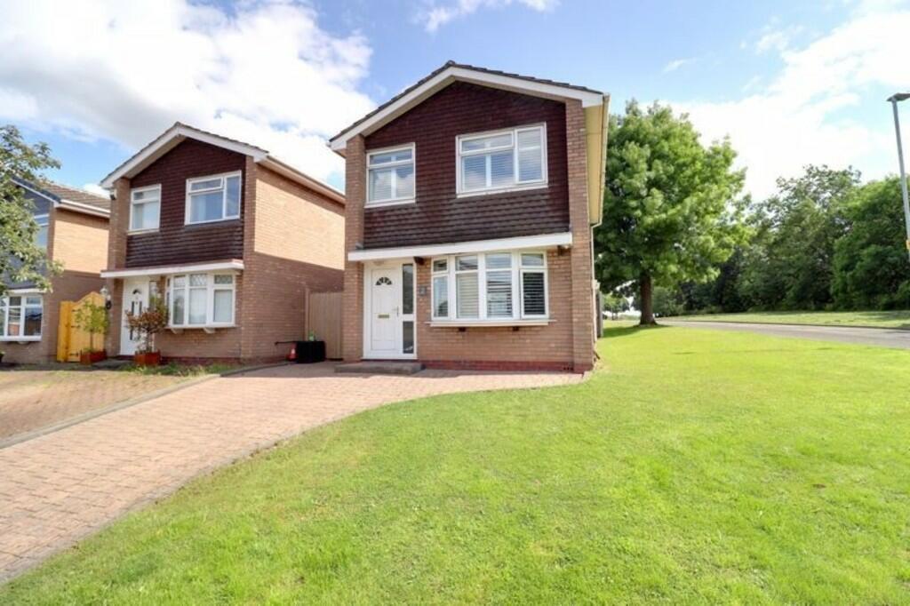 3 bedroom detached house for sale in Barnfield Way, Stafford, ST17