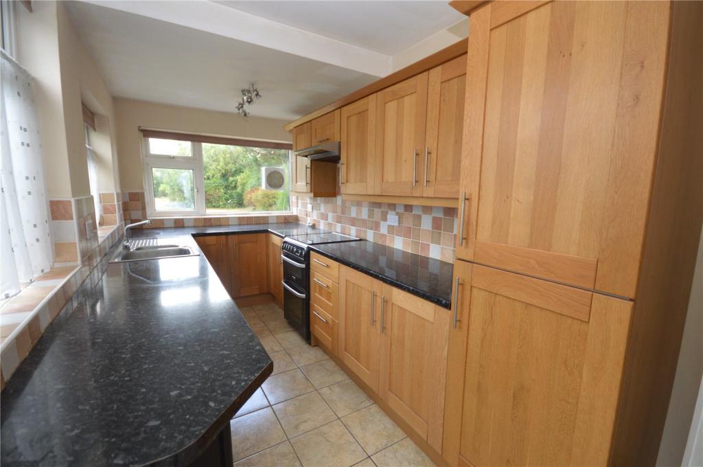 3 bedroom detached house for sale in Wingate Road, Luton, Bedfordshire, LU4