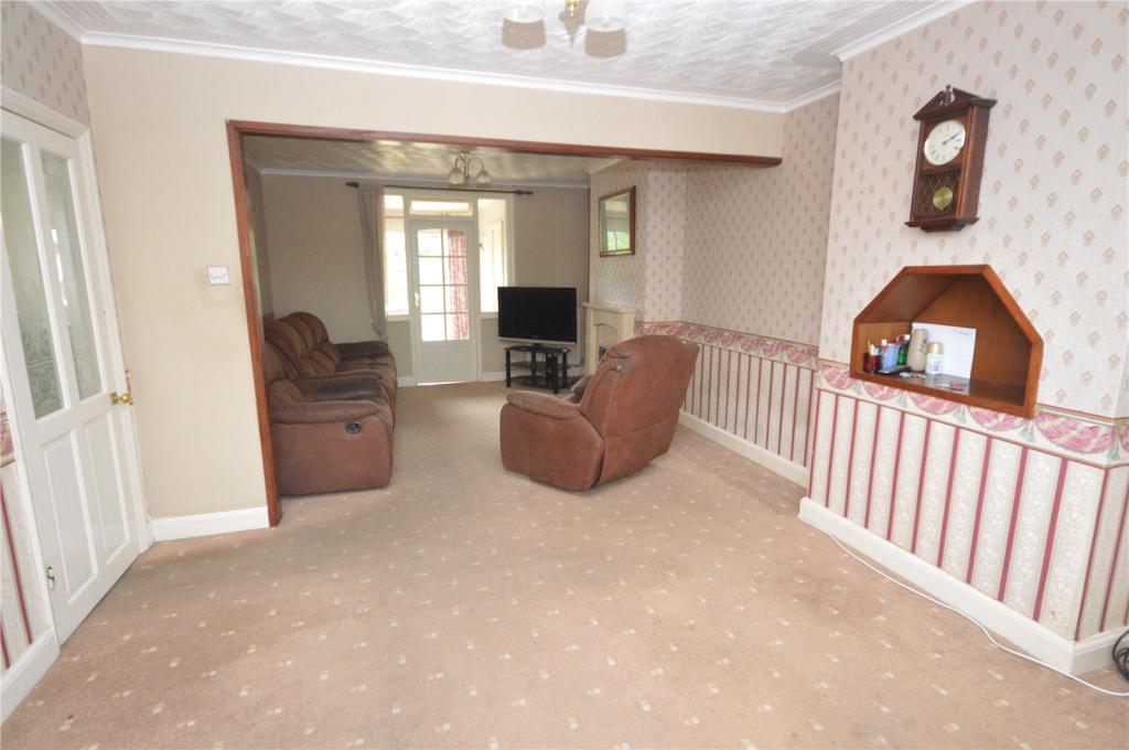 3 bedroom detached house for sale in Wingate Road, Luton, Bedfordshire, LU4