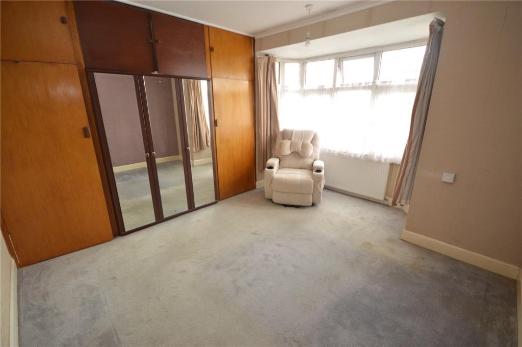 3 bedroom detached house for sale in Wingate Road, Luton, Bedfordshire, LU4