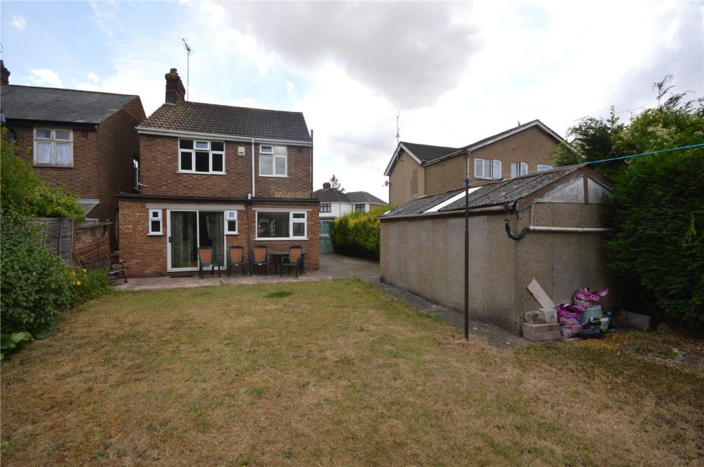 3 bedroom detached house for sale in Wingate Road, Luton, Bedfordshire, LU4