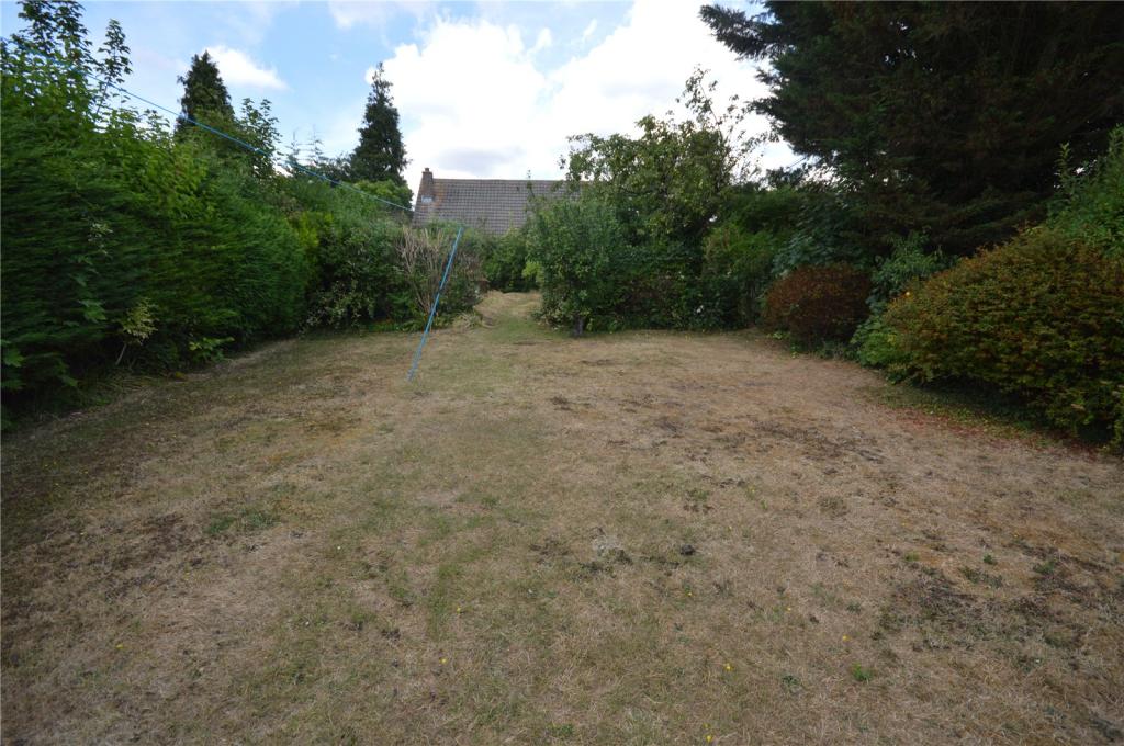 3 bedroom detached house for sale in Wingate Road, Luton, Bedfordshire, LU4