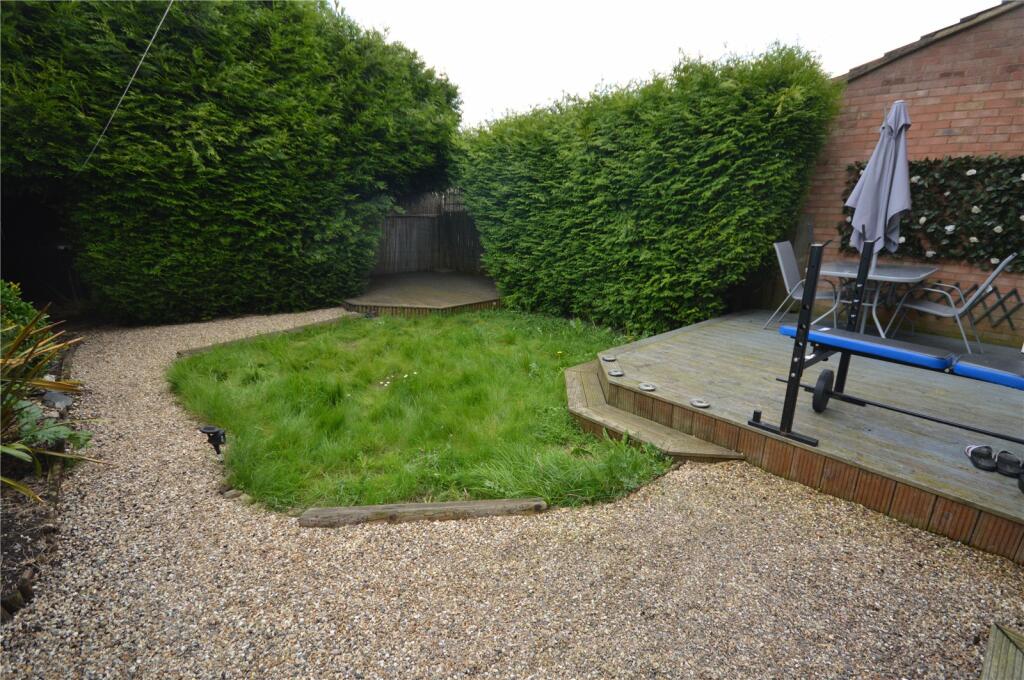 3 bedroom semidetached house for sale in Sundon Park Road, Luton, LU3