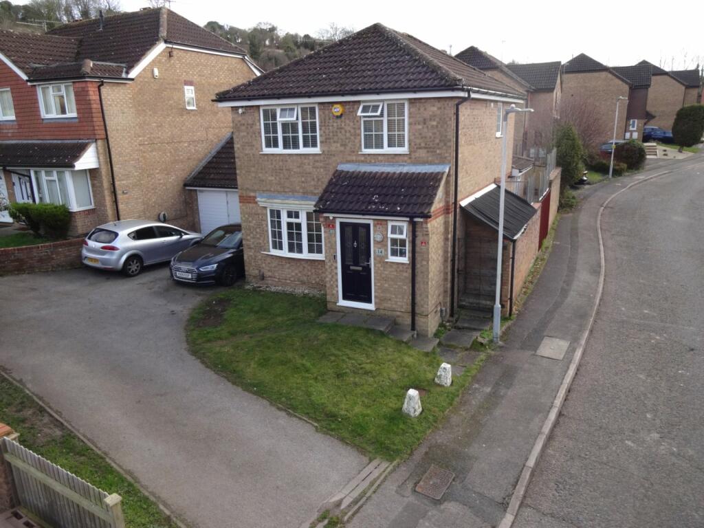 3 bedroom link detached house for sale in Harveys Hill, Luton, Bedfordshire, LU2