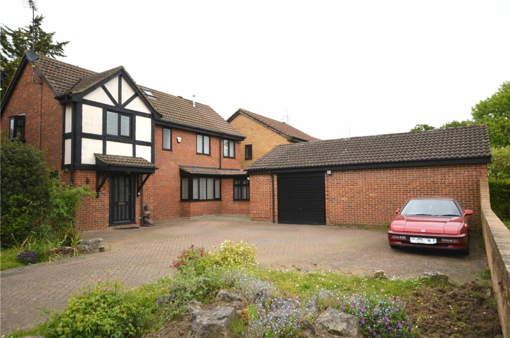 4 bedroom detached house for sale in Kirby Drive, Luton, Bedfordshire, LU3