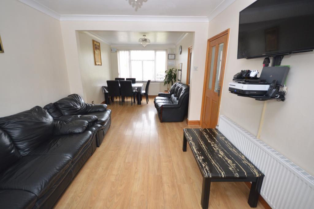 3 bedroom terraced house for sale in Chester Avenue, Luton, LU4