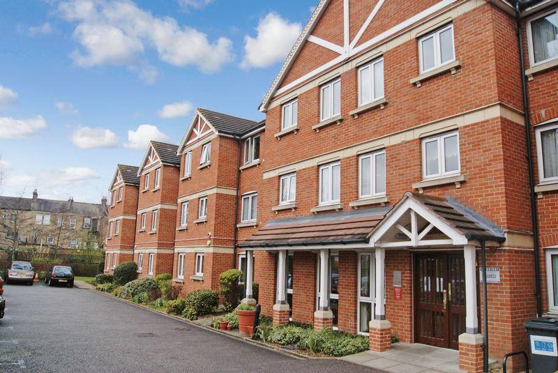 2 bedroom flat for sale in Heron Court, Ilford, IG1 4EW, IG1