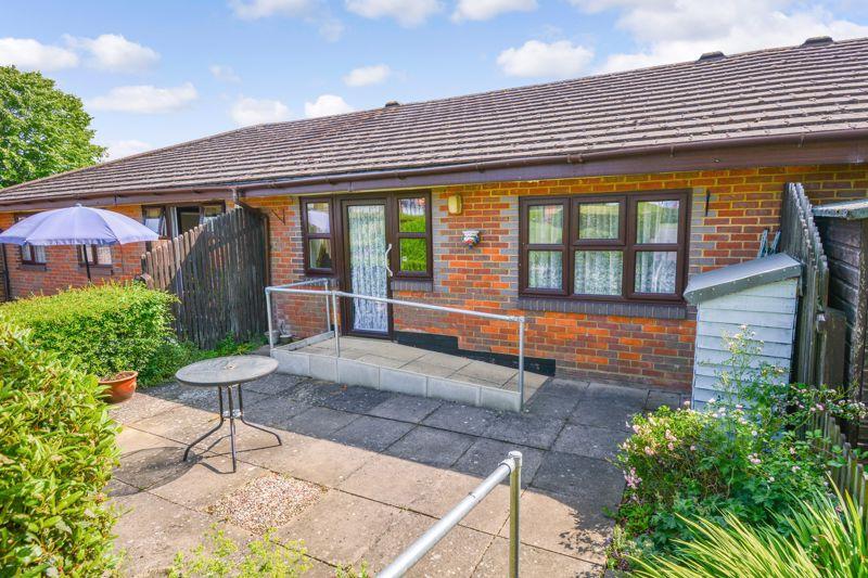 2 bedroom bungalow for sale in Abbotswood, Newport Pagnell, MK16 8PR, MK16