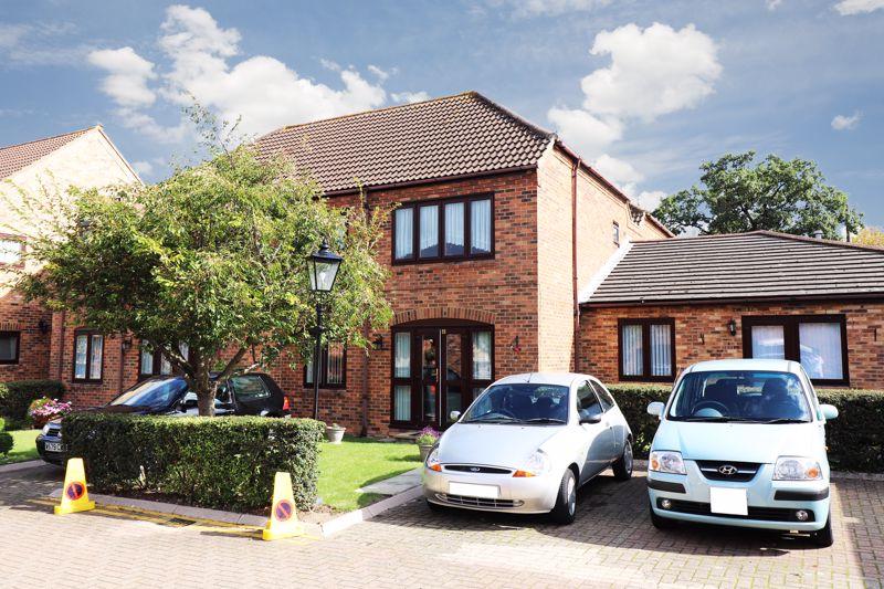 1 bedroom flat for sale in Orchard Mead, LeighonSea, SS9 4LW, SS9