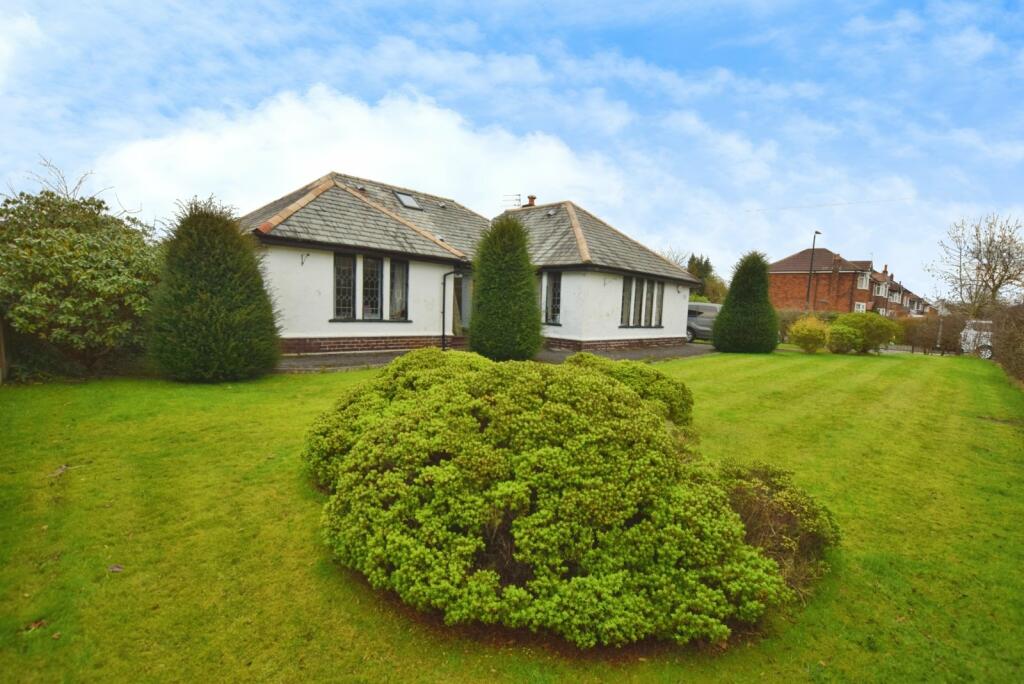 3 bedroom bungalow for sale in Carrington Lane, Sale, Greater