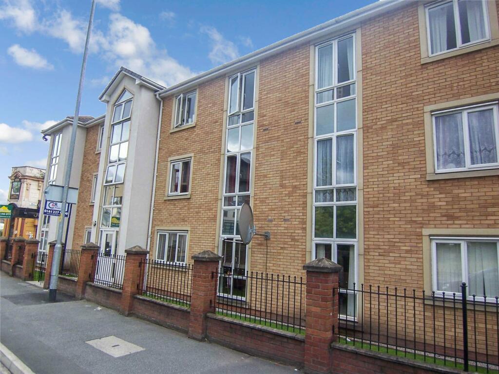 3 bedroom flat for rent in Old Birley Street, Hulme, Manchester, M15