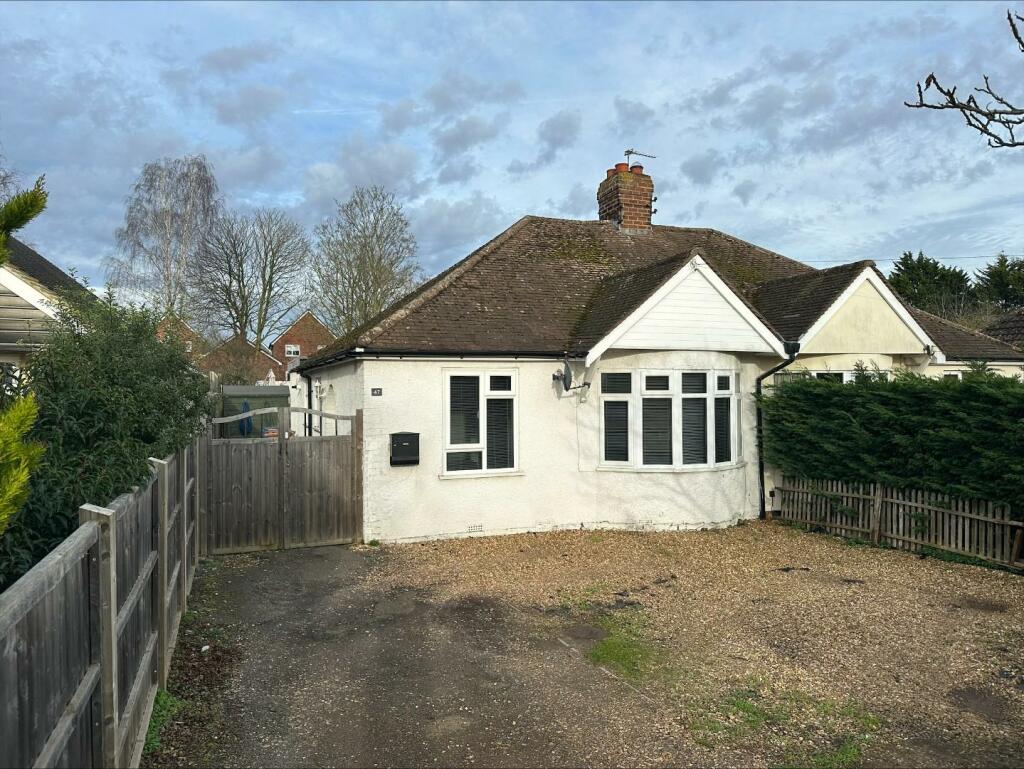 2 bedroom semidetached bungalow for sale in Newport Pagnell Road