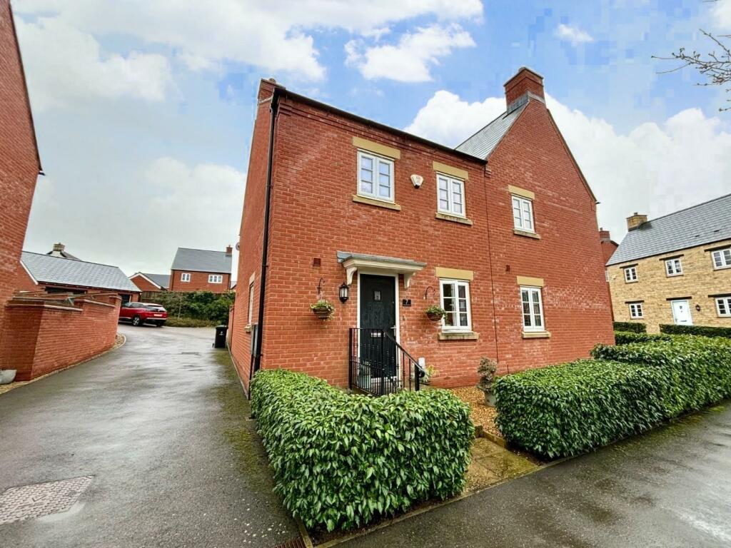 3 bedroom semidetached house for sale in Poppyfield Road, Wootton