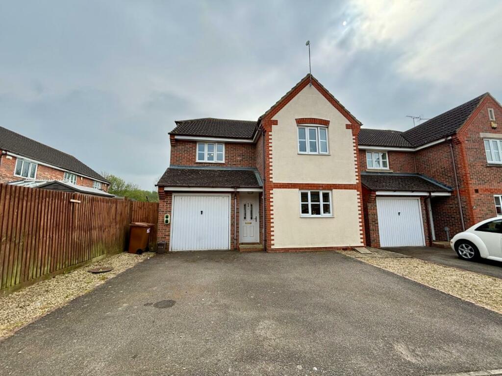 4 bedroom detached house for sale in Walkers Way, Wootton Fields