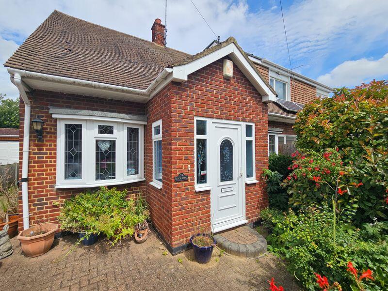 2 bedroom semidetached bungalow for sale in Danesfield, Benfleet, SS7
