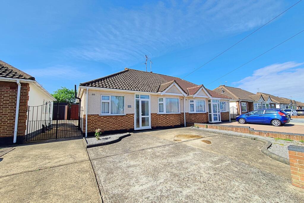 2 bedroom semidetached bungalow for sale in Leslie Road, Rayleigh