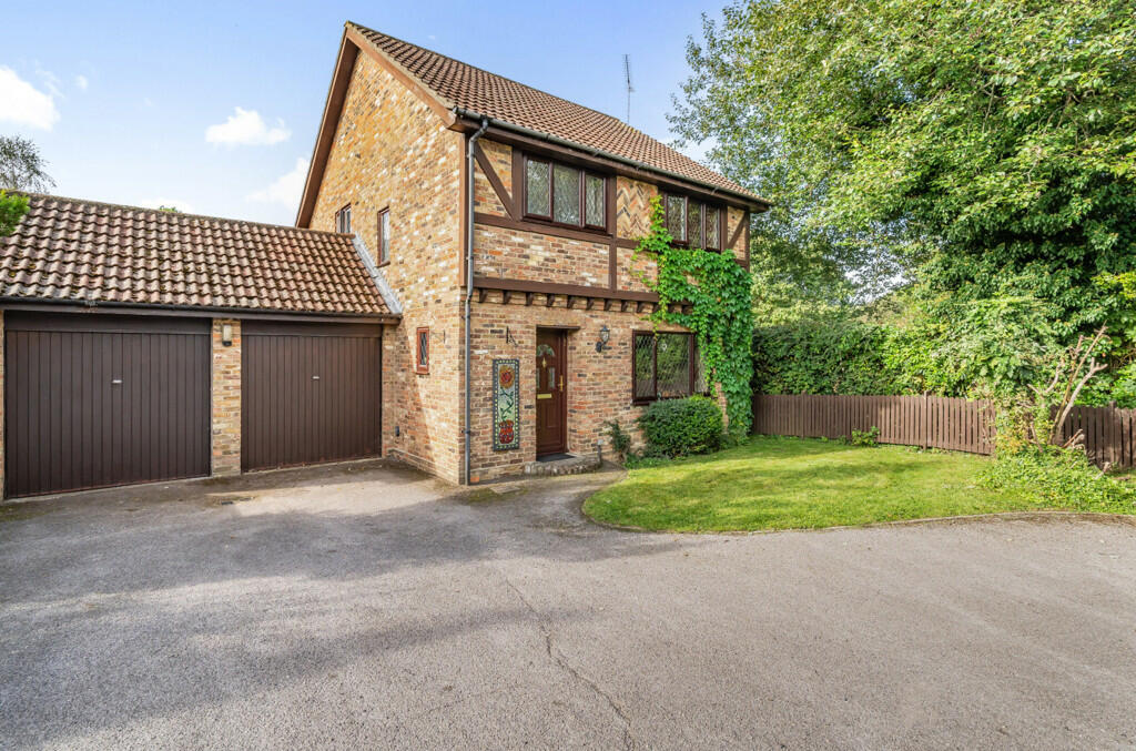 4 bedroom detached house for sale in Minstead Close, Bracknell