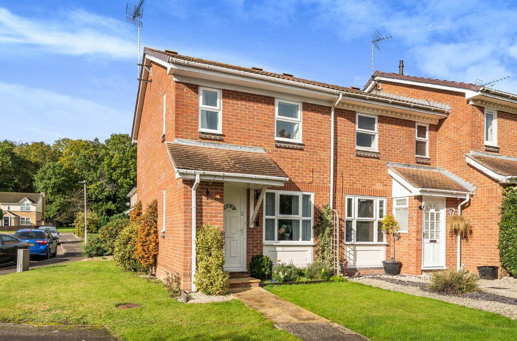 2 bedroom end of terrace house for sale in Hombrook Drive, Bracknell