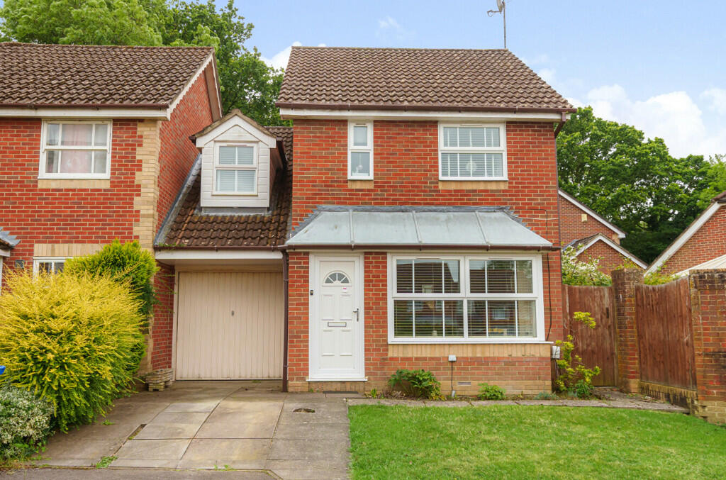 3 bedroom link detached house for sale in Hitherhooks Hill, Binfield