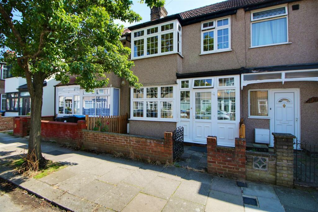 3 bedroom terraced house for sale in Clive Road, Enfield, EN1