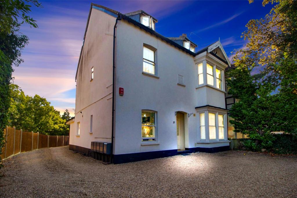 2 bedroom apartment for sale in The Ridgeway, Enfield, EN2