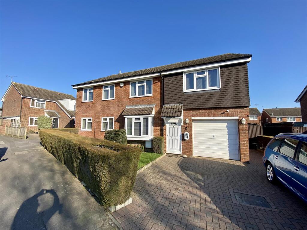 6 bedroom detached house