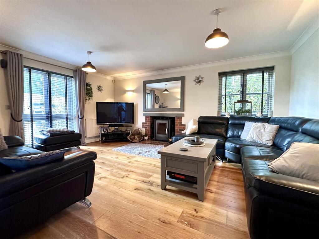 Main image of property: 133 The Street, Willesborough