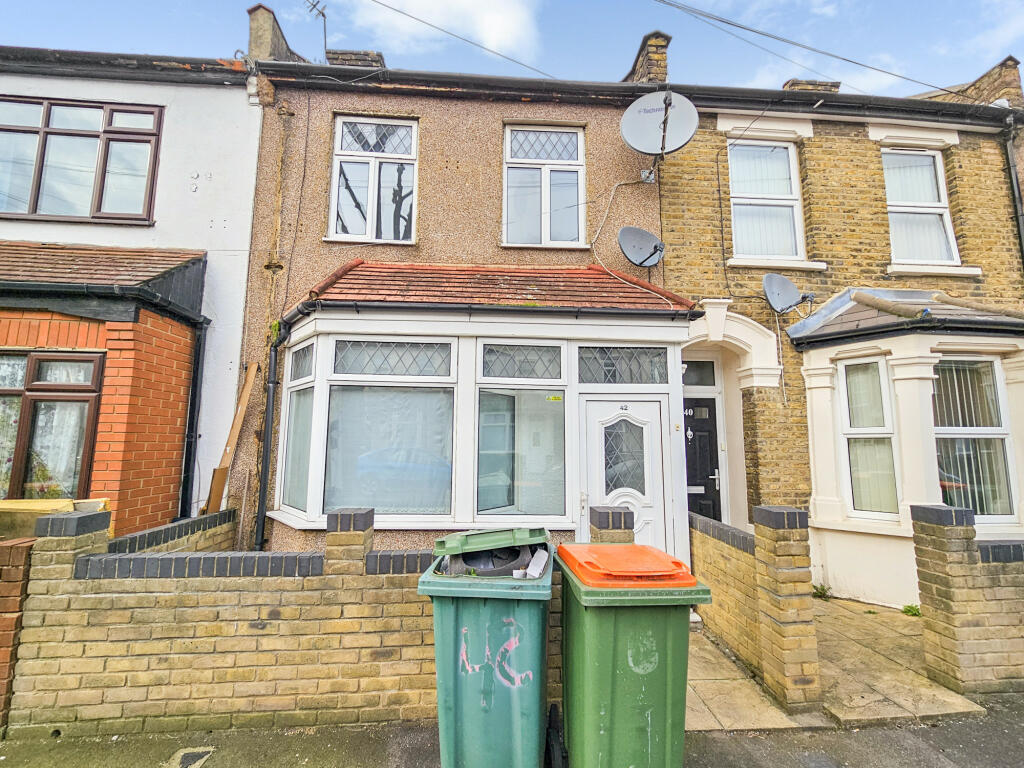 2 bedroom terraced house for sale in Desford road, London, E16