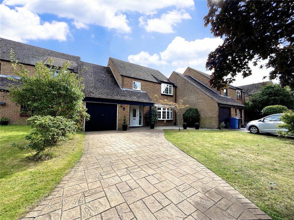 4 bedroom link detached house for sale in Gordon Walk, Yateley