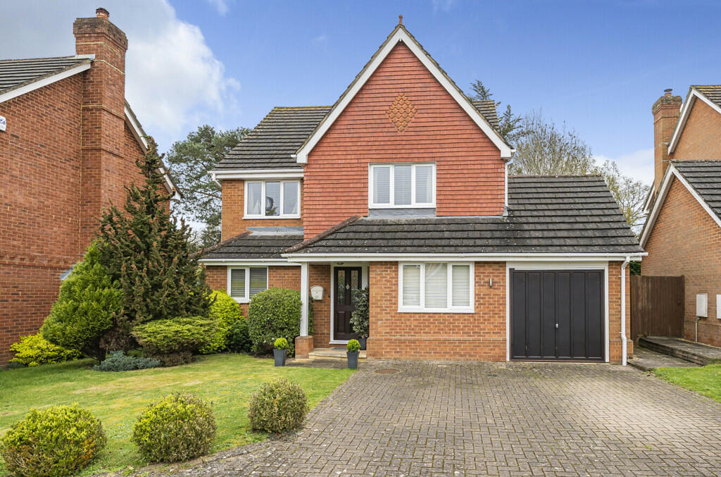 4 bedroom detached house for sale in Hangerfield Close, Yateley