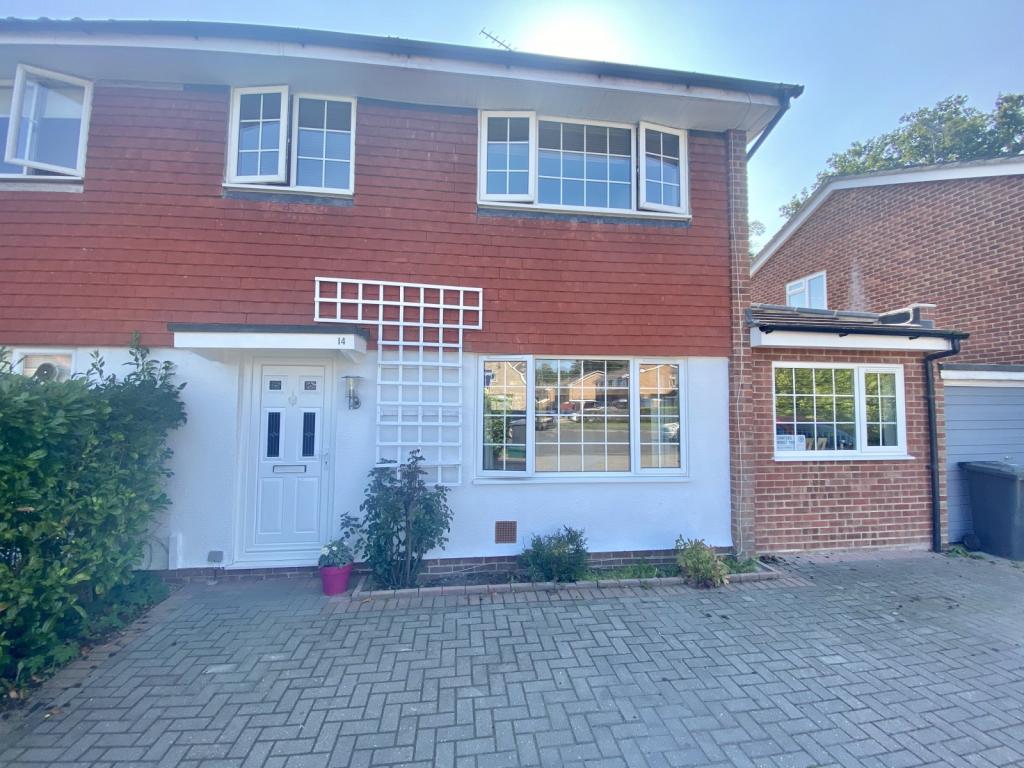5 bedroom semidetached house for sale in Greenleas Close, Yateley, Hampshire, GU46