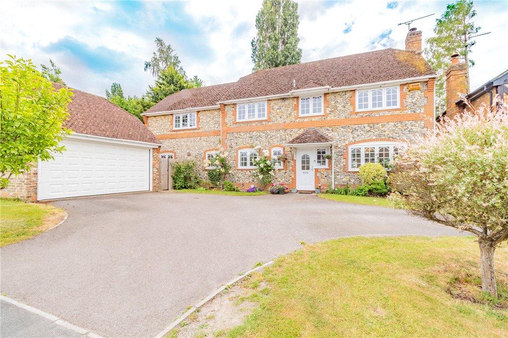 5 bedroom detached house for sale in Throgmorton Road, Yateley